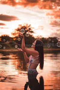 夕阳湖边少女戏泡，光影梦幻浪漫