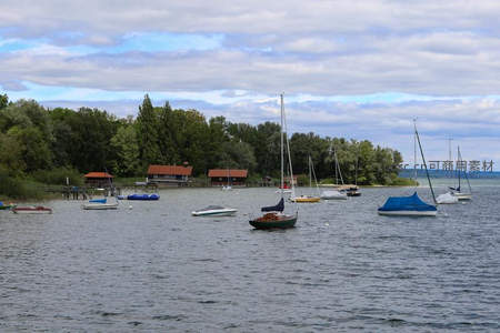湖上帆船点点，岸边木屋静谧安详