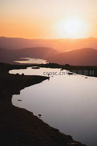 夕阳下的山湖剪影，一人独享宁静