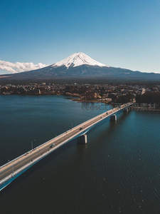 富士山下跨湖桥，蓝天碧水相映