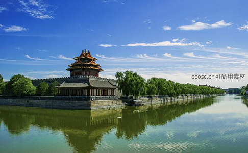 故宫角楼映水蓝天