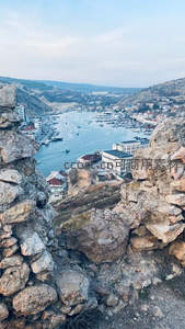 古城堡俯瞰海港小镇