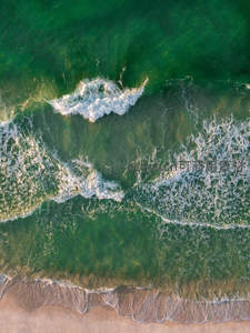 碧海航拍：浪花与沙滩的交响