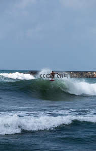 冲浪者驾驭巨浪的精彩瞬间