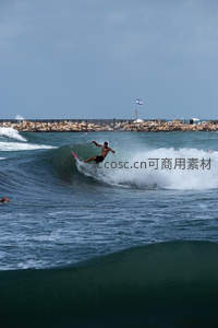 海浪之上：冲浪者的优雅弧线