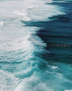 蔚蓝海浪翻涌，白色浪花如诗如画