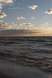 云霞满天映海面，波光粼粼日落时分