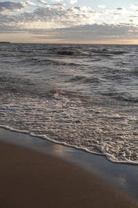 细沙与泡沫交织，海潮退去留痕迹