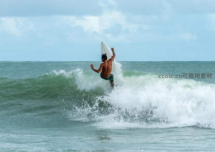 冲浪者腾空跃起，驾驭碧浪挑战极限