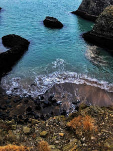 碧海礁石间的静谧海湾