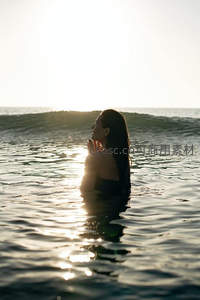 夕阳海中女子剪影，宁静致远