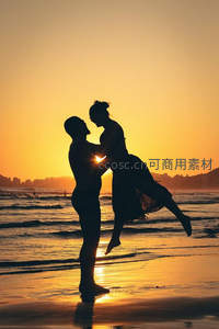 情侣海边日落拥吻，浪漫永恒