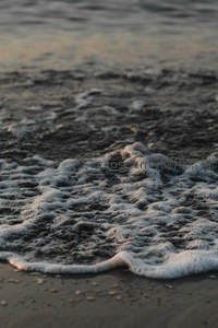 海浪轻吻沙滩的温柔瞬间