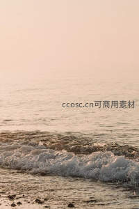 日落时分平静海面泛波光