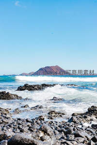 火山岛礁海岸浪花飞溅