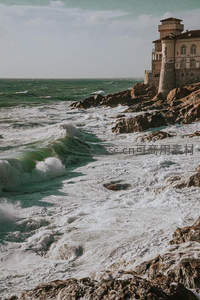 海浪拍打礁石古堡屹立海岸