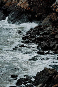 暗礁激流白浪翻腾冲击岩石