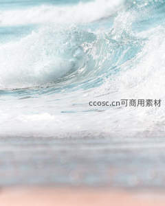 碧蓝巨浪卷曲即将拍岸瞬间