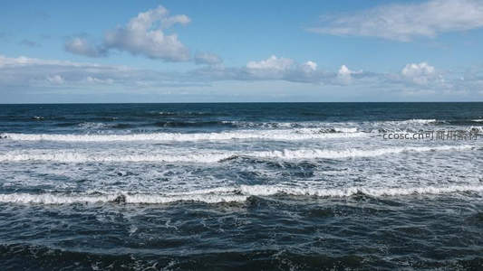 晴空下层层叠叠的海岸白浪