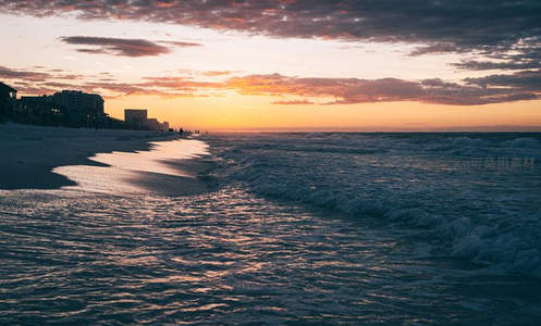 晨曦微光中的海岸，波涛与沙岸温柔相拥