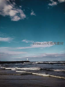 灯塔守望蔚蓝海岸，白云点缀晴空万里