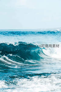 蔚蓝海浪卷起完美弧形浪峰