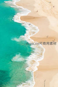 航拍视角下碧海金沙，浪花轻抚沙滩的曲线