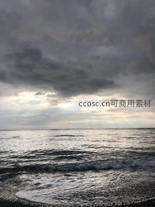 乌云密布下穿透光束的神秘海岸