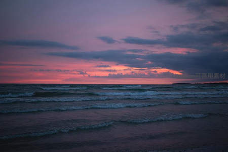 紫红色暮色笼罩下的宁静海岸线