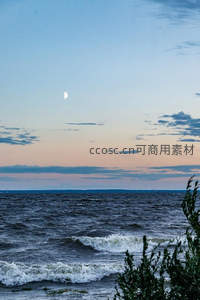 新月高悬夜幕下的深蓝海景