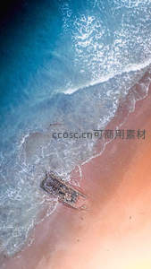 航拍视角下的海岸线与沉船