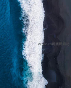 蓝海白浪拍黑沙滩航拍奇景