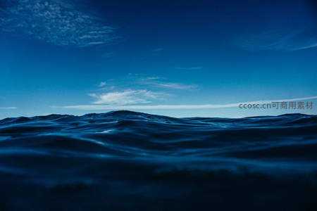 深蓝海面与晴空相接