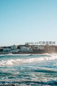 海滨城市与碧海蓝天相映成趣