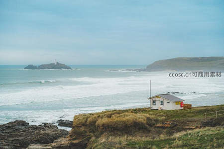 悬崖小屋守望远方灯塔与波涛