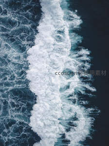 航拍视角下的海浪泡沫带