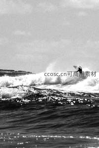 黑白影像中冲浪者驾驭巨浪腾空