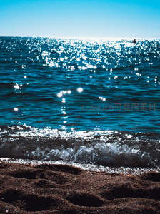 阳光洒满蔚蓝海面，波光粼粼如星河