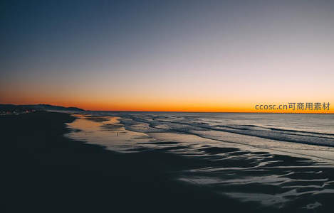 暮色染金滩，潮汐轻吻静谧海岸线