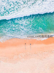 航拍视角下碧海金沙，情侣漫步留倩影