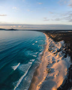 日落时分的海岸线黄金时刻