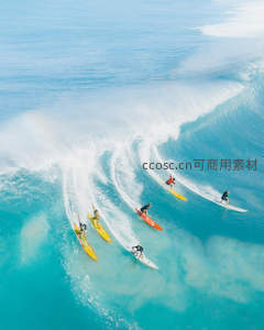 五人同冲巨浪，彩色冲浪板划出蔚蓝弧线