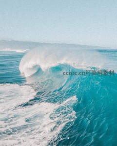 巨浪卷起千堆雪，蔚蓝海面显雄姿