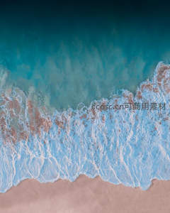 海浪泡沫如雪，俯拍沙滩浪漫边界