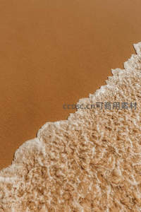 泡沫边缘的沙岸特写