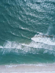 航拍视角下的海岸线波纹