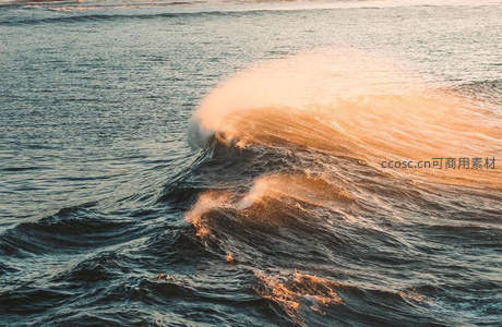 夕阳熔金，巨浪卷起辉煌瞬间