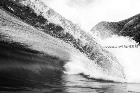 黑白光影下巨浪卷起的磅礴瞬间