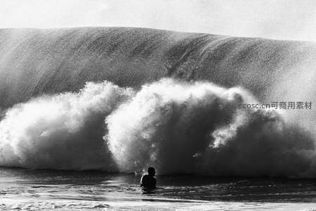 巨浪前的孤独身影