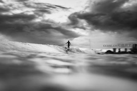 城市边缘的冲浪者